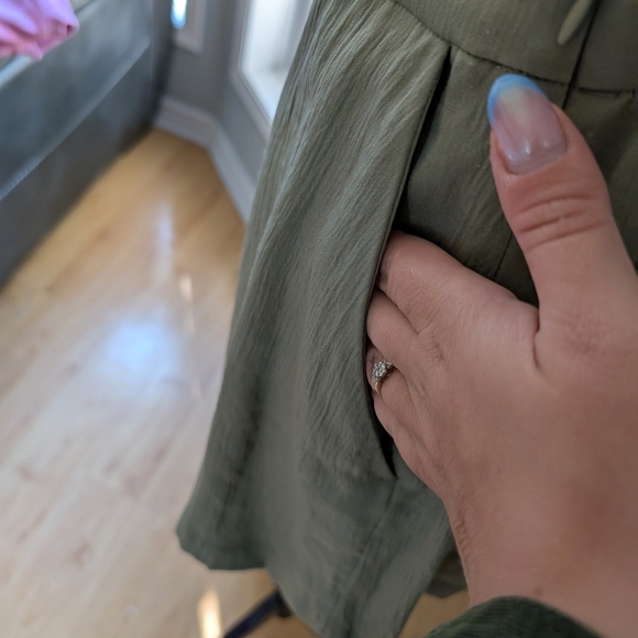 Dynamite Sage Green Women's High Waist Olive Crinkle Shorts New With Tags Large - Picture 4 of 5